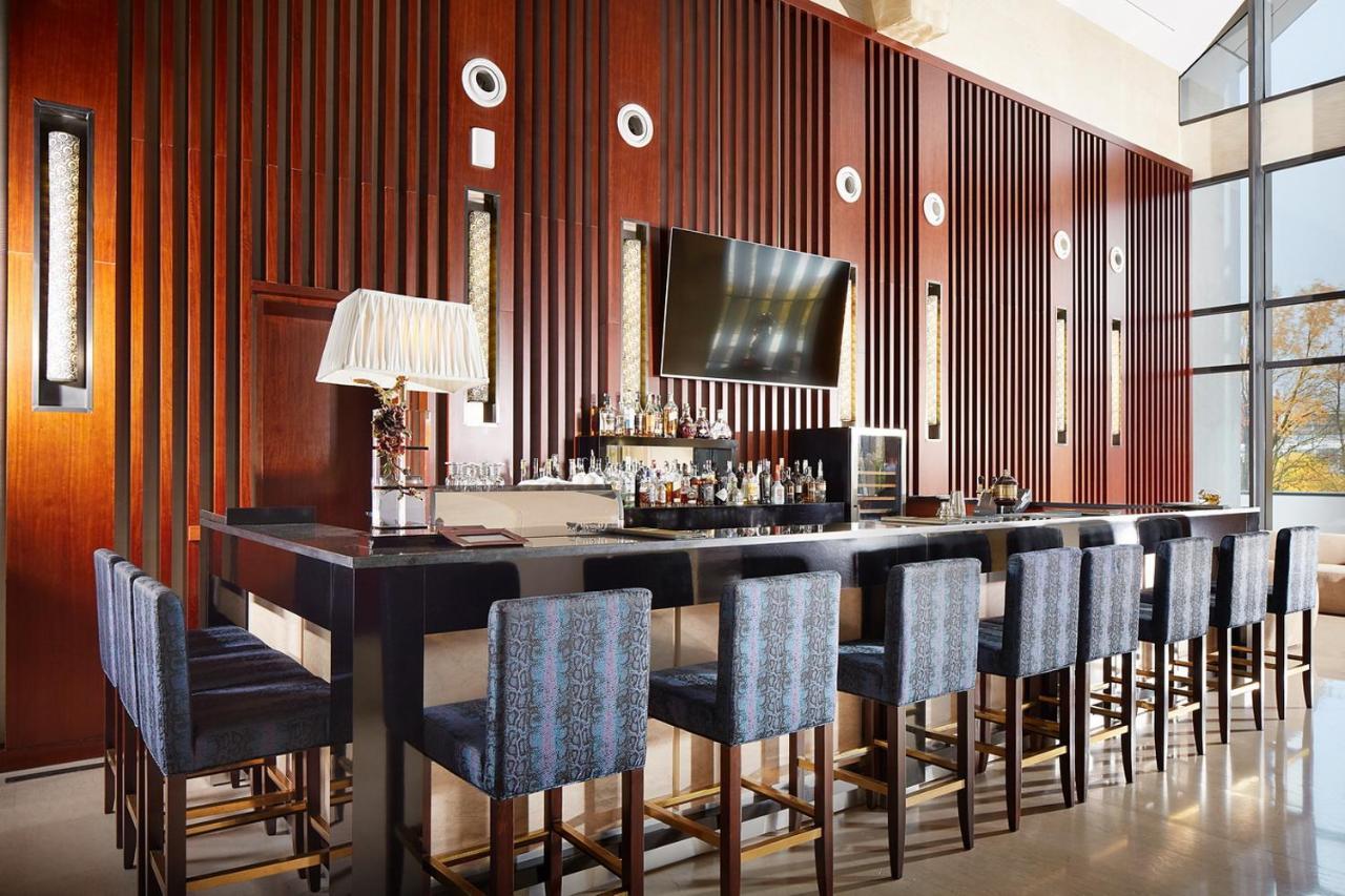 Beijing Hotel Minsk Exteriér fotografie The bar at the lounge